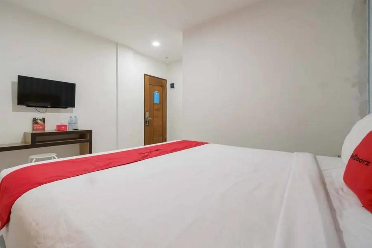 Reddoorz Plus @ Cemara Asri Medan Exterior foto
